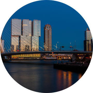 skyline van rotterdam bij zonsondergang met maan van Ilya Korzelius