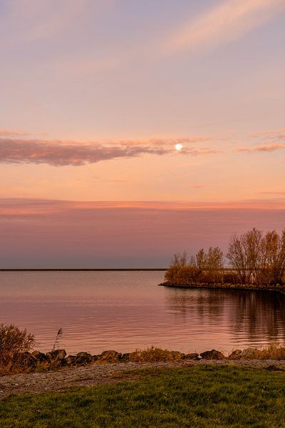 IJsselmeer avec la digue de Markerwaard. 2 par Alie Ekkelenkamp