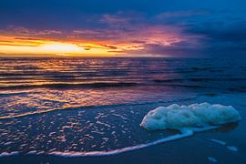 Sunset beach Katwijk and Noordwijk. by Menno van Duijn