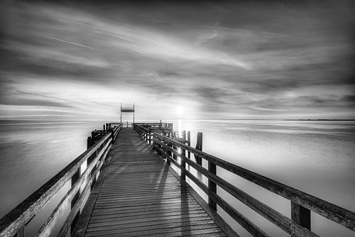 Boltenhagen pier bij zonsopgang in zwart-wit.