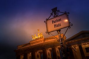 Straßenschild Pariser Platz vor dem Brandenburger Tor in Berlin