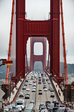 Verkeer over de Golden Gate brug in San Francisco van Harry Kors