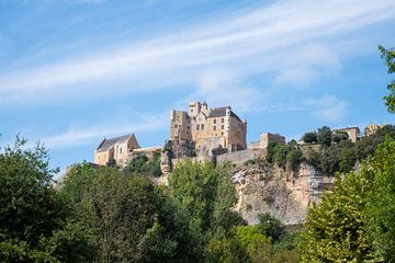 Das Schloss von Beynac in der französischen Region Dordogne hoch auf den Felsen gebaut