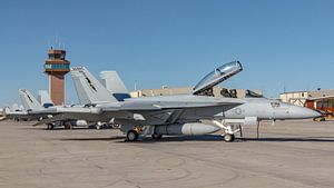 Eine Boeing EA-18G Growler mit geöffneter Kabinenhaube auf dem Vorfeld der NAS Fallon.