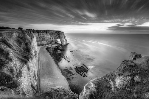 Klif bij Etretat in Frankrijk. Zwart-wit beeld.