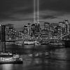 Ligne d'horizon de la ville de New York et pont de Brooklyn en noir et blanc - Hommage au 11 septemb sur Tux Photography