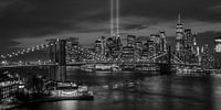 New York City Skyline en Brooklyn Bridge in zwart wit - 9/11 Tribute in Light van Tux Photography thumbnail