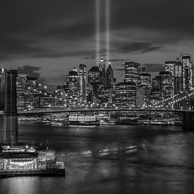 New York City Skyline en Brooklyn Bridge in zwart wit - 9/11 Tribute in Light van Tux Photography