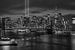 New York City Skyline und Brooklyn Bridge in schwarz-weiß - 9/11 Tribute in Light von Tux Photography