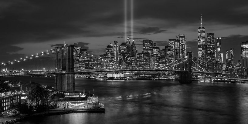 New York City Skyline en Brooklyn Bridge in zwart wit - 9/11 Tribute in Light van Tux Photography