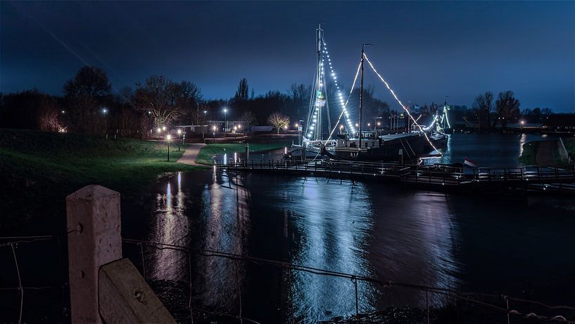 Historic port of Woudrichem by Roel Jonker