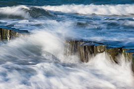 Buhnen an der Küste der Ostsee an einem stürmischen Tag