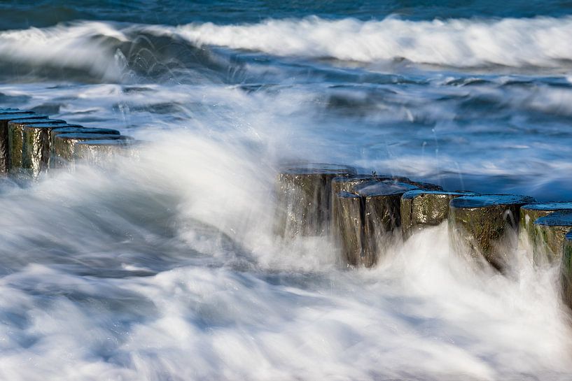 Buhnen an der Küste der Ostsee an einem stürmischen Tag van Rico Ködder