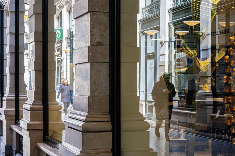 Nachdenken in der Passage in Den Haag von Cobi de Jong