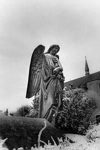 Die heilige Maria in Schwarz und Weiß an einem Wintertag