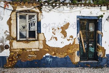 Noch eine Abzahlung und dann ist's meins - Verfallenes Haus in Lagos Algarve Portugal von Western Exposure