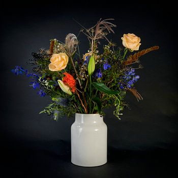 Blumen in weißer Vase