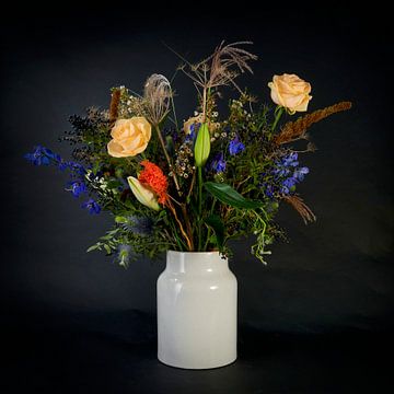 Bloemen in witte vaas van Richard Zeinstra