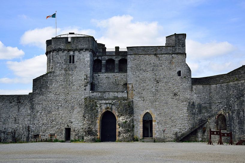 The gatehouse by Frank's Awesome Travels
