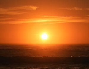 Rising sun in Moeraki, New Zealand von J V