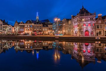 De avond valt bij de Waag aan het Spaarne in Haarlem