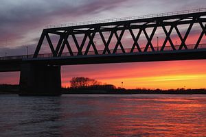 Pont ferroviaire de Deventer au coucher du soleil