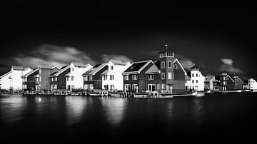 Gekleurde huizen Reitdiep in monochroom van R Smallenbroek