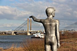 Zaltbommel-Brücke mit Statue von Christel Smits