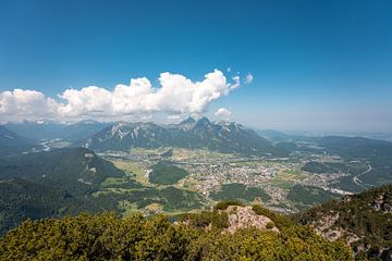 Panoramisch uitzicht over Reutte en de regio Außerfern van Leo Schindzielorz