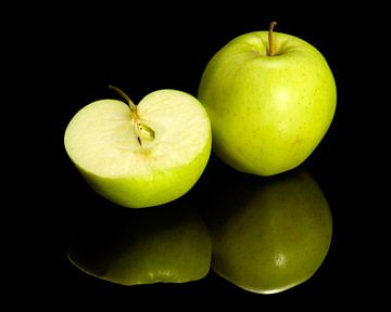 Grüner Apfel und Apfelhälfte von Achim Prill