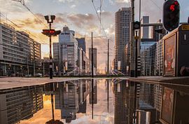 Zonsondergang op het Hofplein by Peter Hooijmeijer