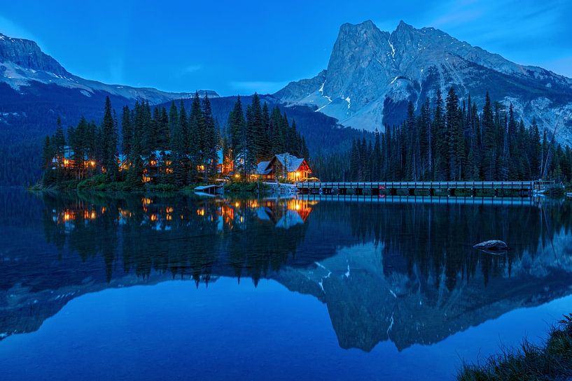Lake Emerald in de Rocky Mountains van Roland Brack