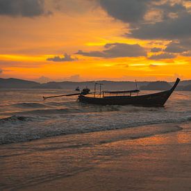 Schöner Sonnenuntergang am Strand von Aon Nang in Thailand. von Lennert Degelin