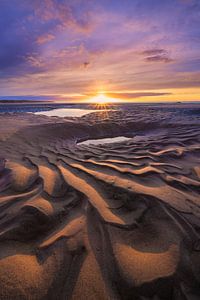 Ein spektakulärer Sonnenuntergang mit Linien im Sand am Strand von Wissant an der Côte d'Opale in Frankreich