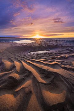 Coucher de soleil spectaculaire avec des lignes dans le sable sur la plage de Wissant sur la Côte d'Opale en France