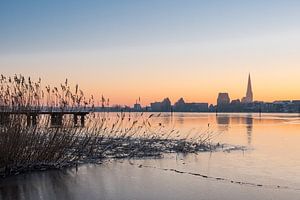 Blick über die Warnow auf Rostock im Winter