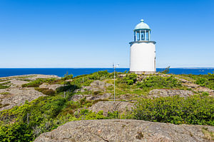Leuchtturm und Felsen auf der Insel Nordkoster nahe Strömstad, 