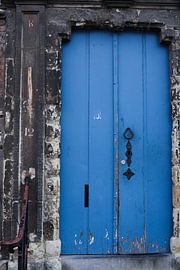 Porte bleue sur Alma Kollewijn