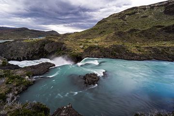 Chute d'eau dans le parc national Torres del Paine