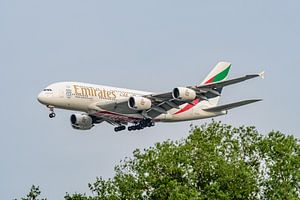 L'Airbus A380 d'Emirates s'apprête à atterrir à l'aéroport de Schiphol. sur Jaap van den Berg