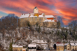 Burg Schönfels in Sachsen bei Sonnenuntergang im Winter
