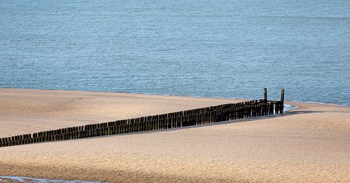 Strand met strandpalen