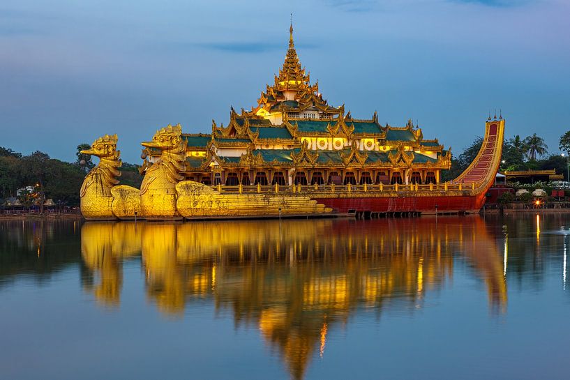 De koninklijke bark in Yangon van Roland Brack