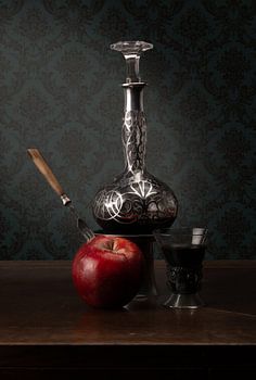 Stilleben mit Obst und historischem Glas