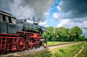 Eine Dampflokomotive fährt durch die Landschaft