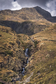 Un torrent de montagne dévalant les hauts plateaux des Pyrénées sur PhotoCluster
