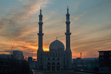 Essalam Moskee in Rotterdam bij opkomende zon. van Peter Verheijen