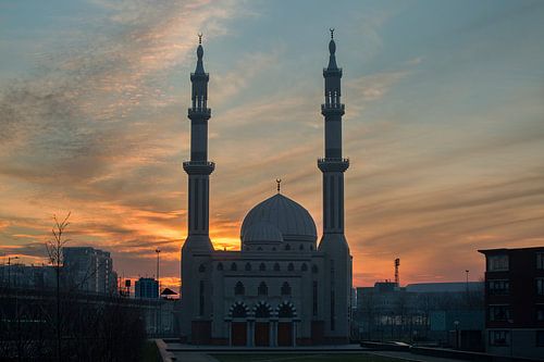 Essalam Moskee in Rotterdam bij opkomende zon.