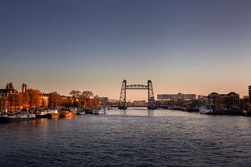 stadsgezicht van Rotterdam met de brug 'de Hef' op het noordereiland van Tjeerd Kruse