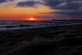 Strand mit Segelbooten in La Turballe, Bretagne, bei Sonnenuntergang, Frankreich